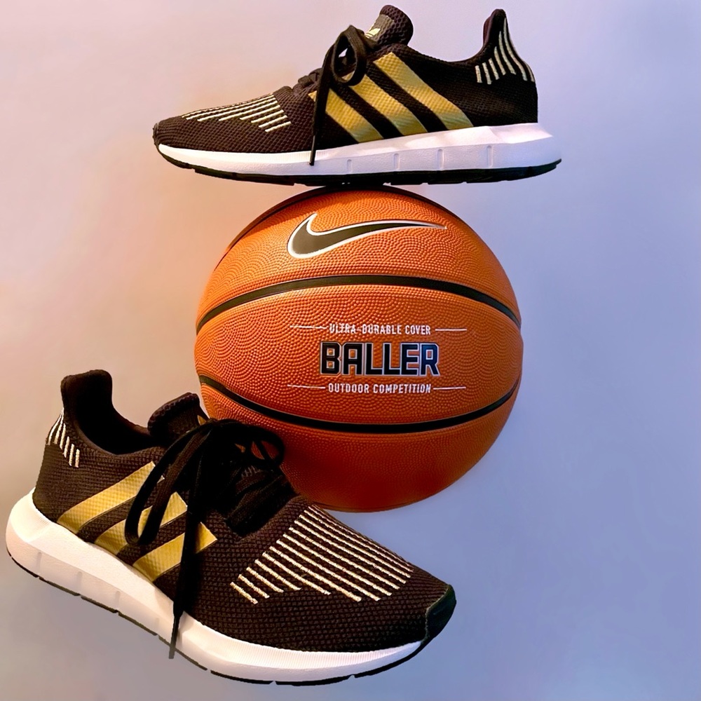 Adidas Originals Swift Run in Black/Gold/White